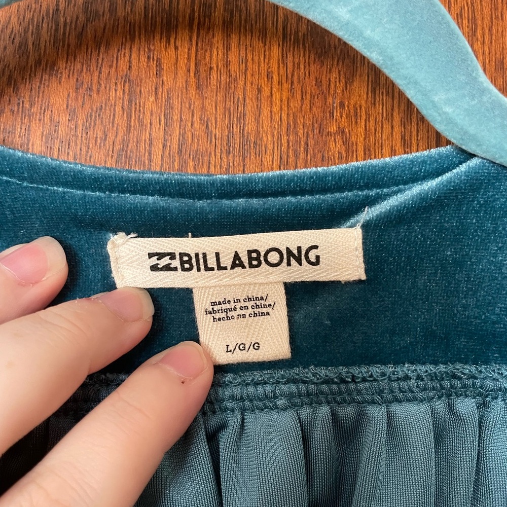 MOVING SALE! Amazing blue velvet Billabong wrap dress. Never worn! Size L - Picture 3 of 9